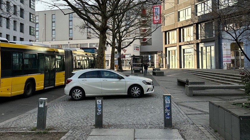 Lehrter Straße 44, Fahrzeug auf der Gehwegüberfahrt
