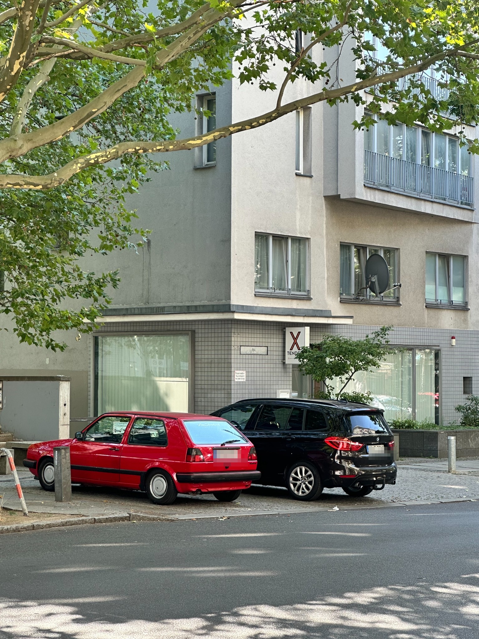Blick von der gegenüberliegenden Straßenseite