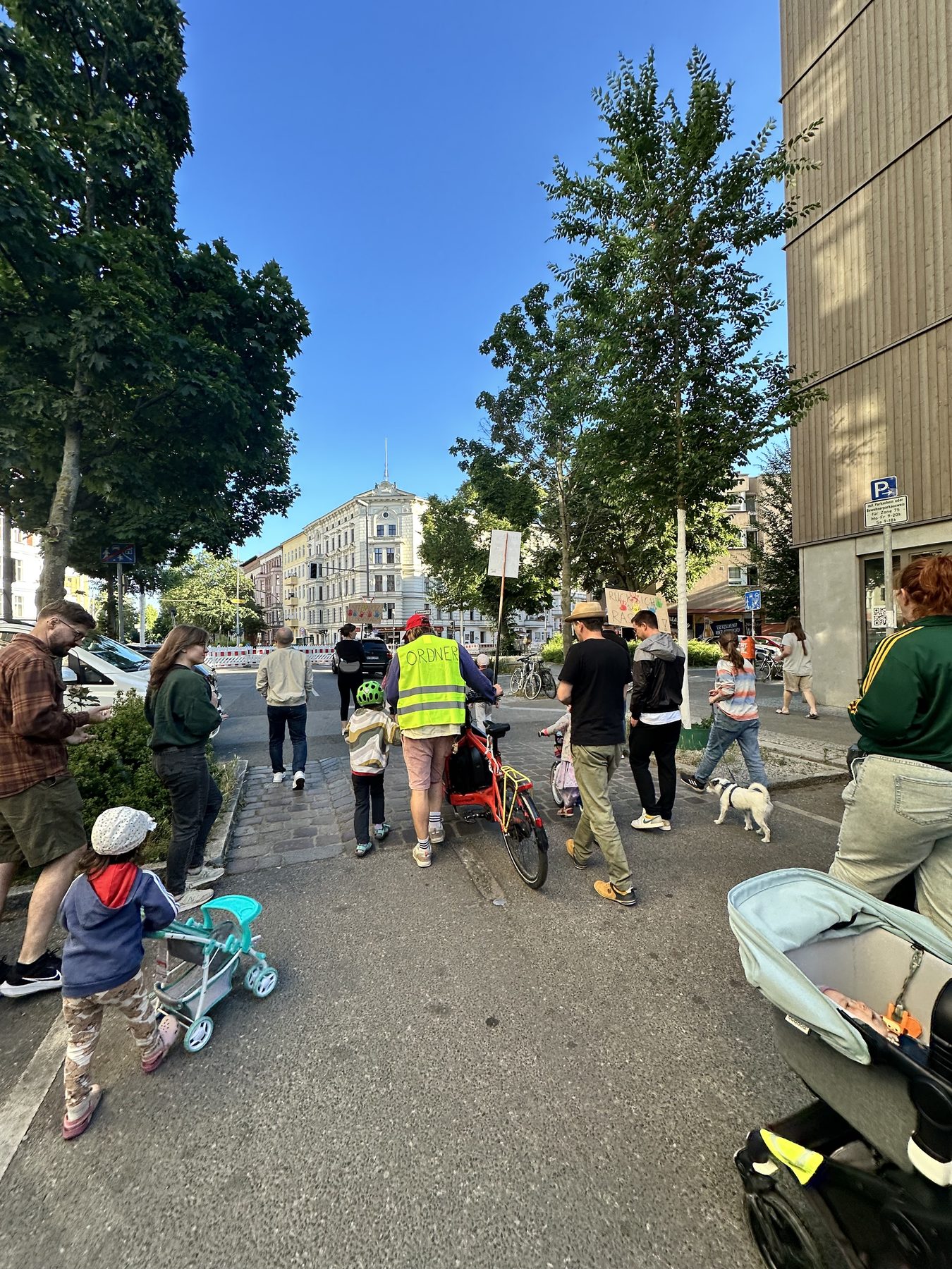 Familien mit Kinderwagen und Rad im Stephankiez