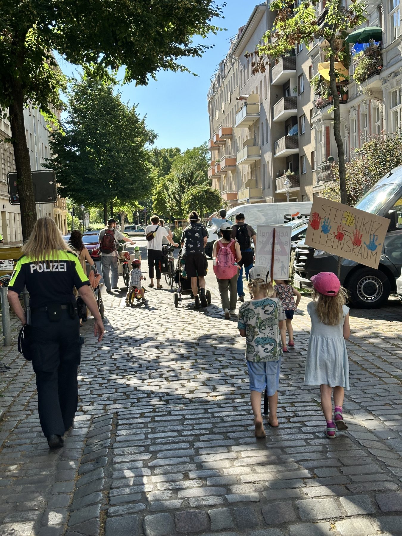 Ordner und Teilnehmende der Laufdemo