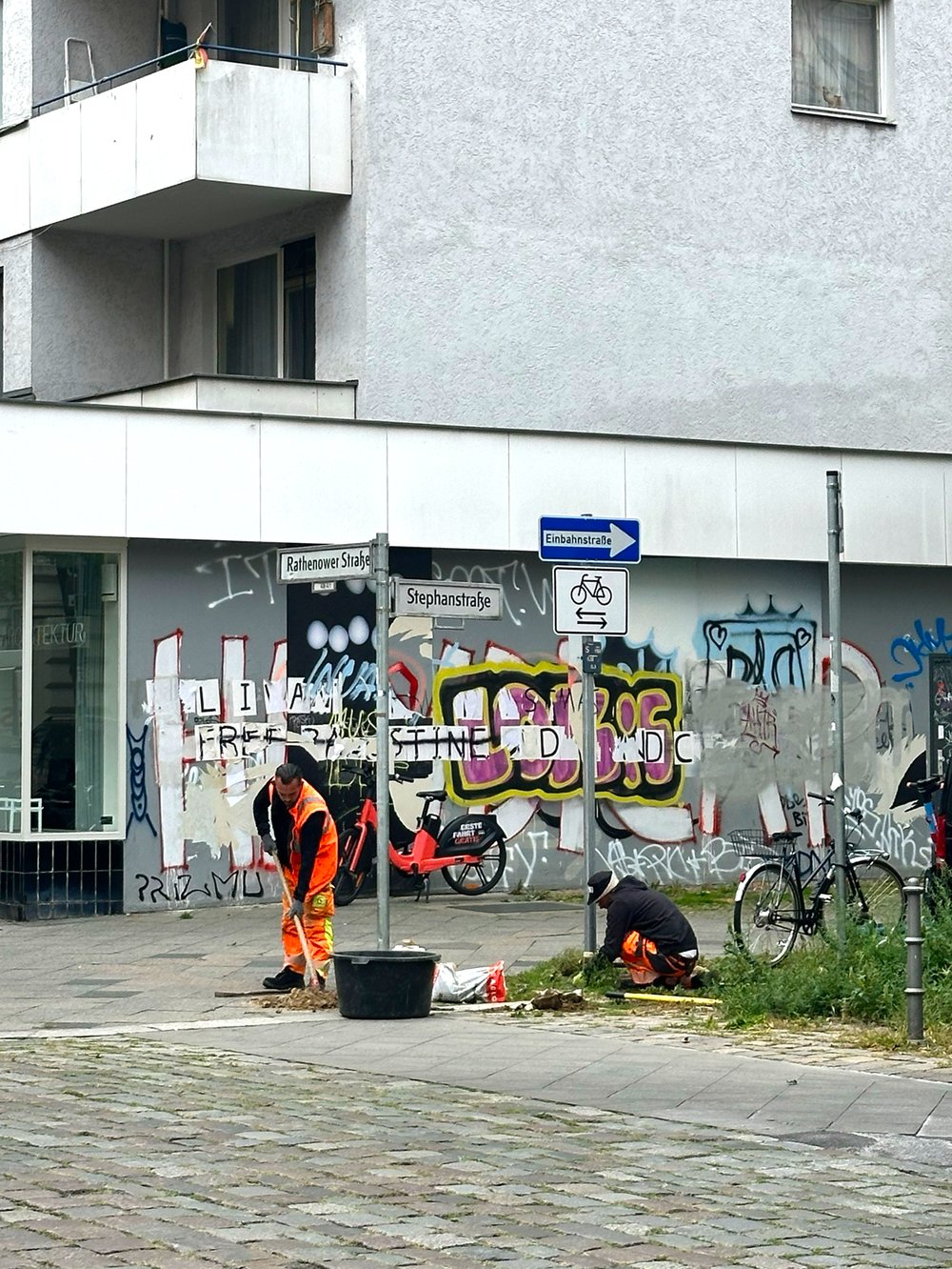 Montage der neuen Einbahnstraßen-Beschilderung im Stephankiez
