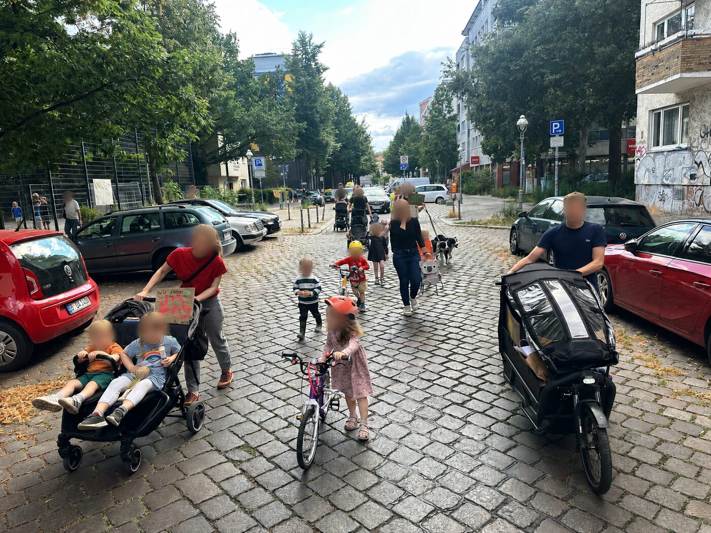 Laufdemo im Stephankiez mit Schildern