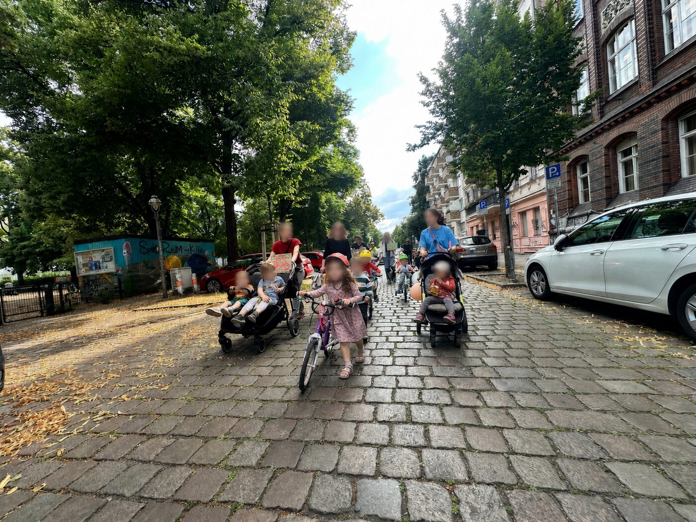 Nachbarschaft mit Kindern, Fahrrädern und Kinderwagen im Stephankiez unterwegs