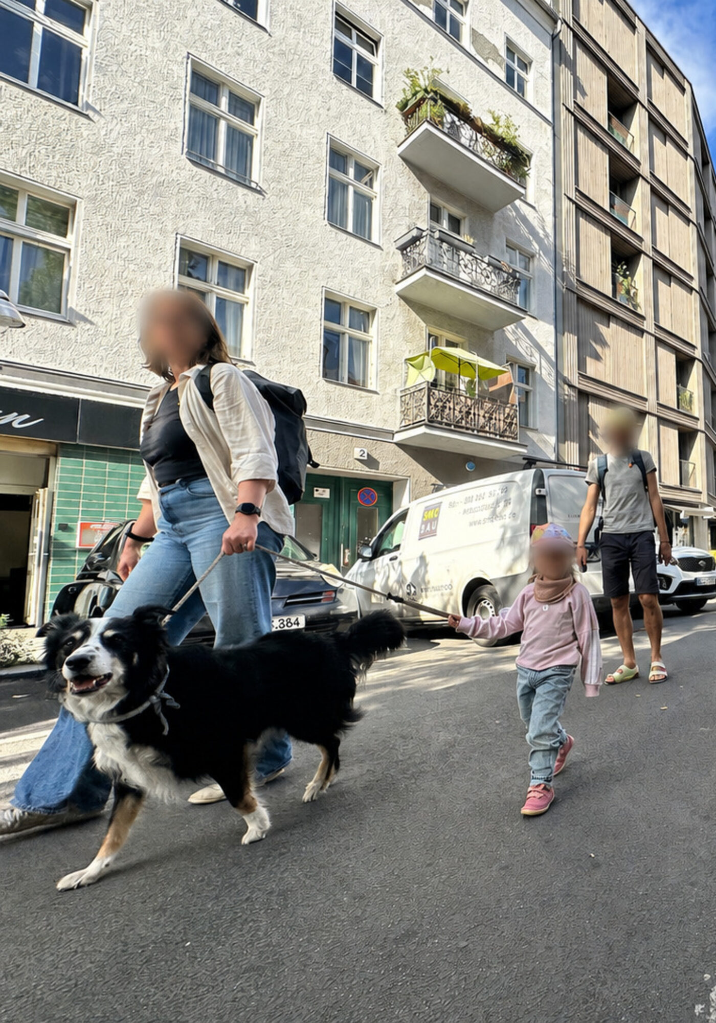 Nachbarin mit Hund und Kindern auf dem Weg durch den Stephankiez