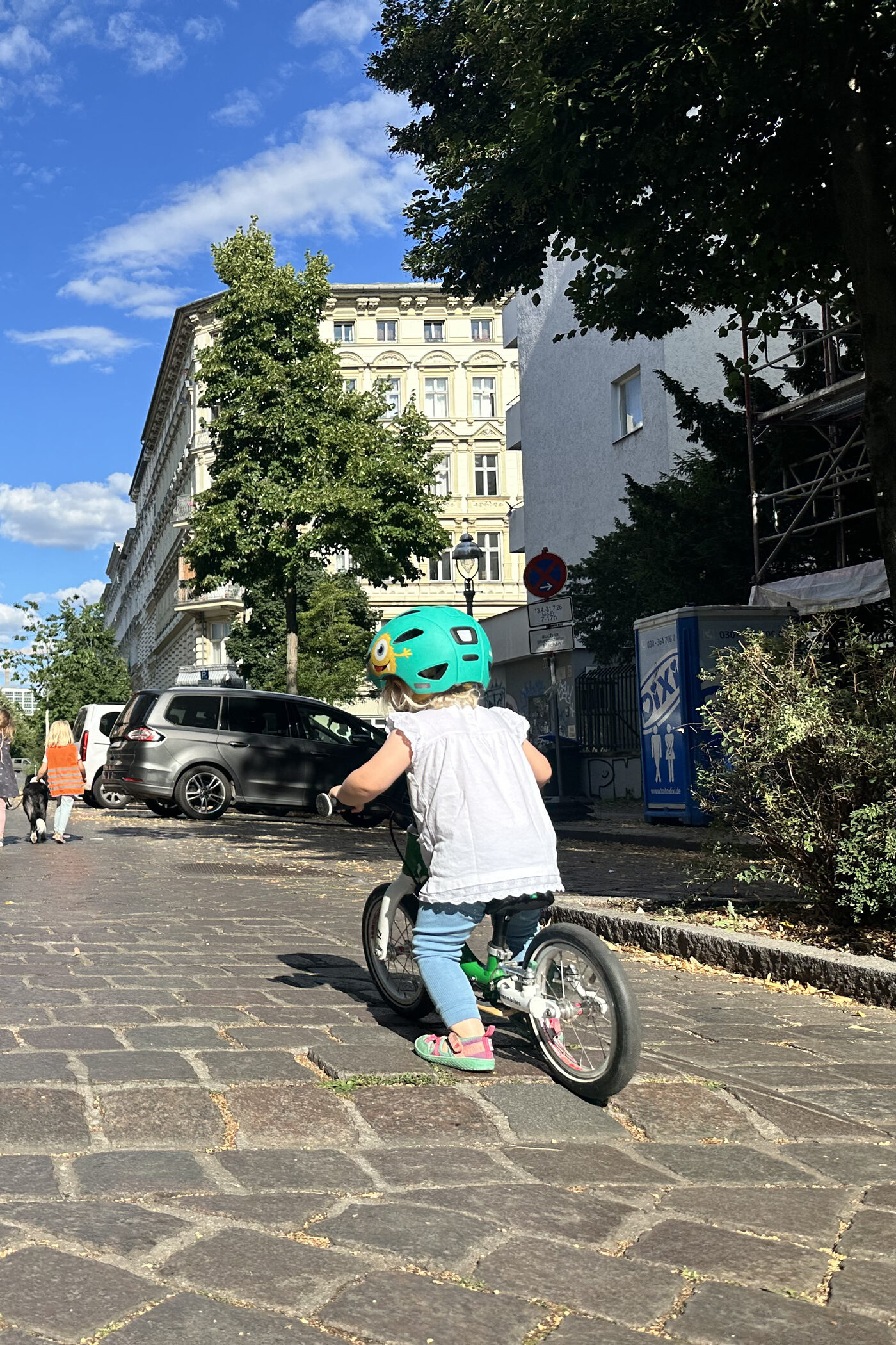 Kind und Fahrrad bei der Laufdemo im Stephankiez