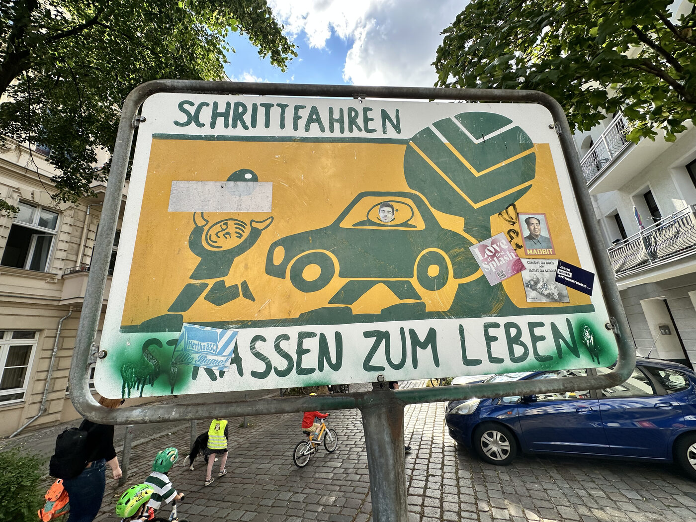 Familie mit Kind an der Hand auf dem Weg zur Laufdemo