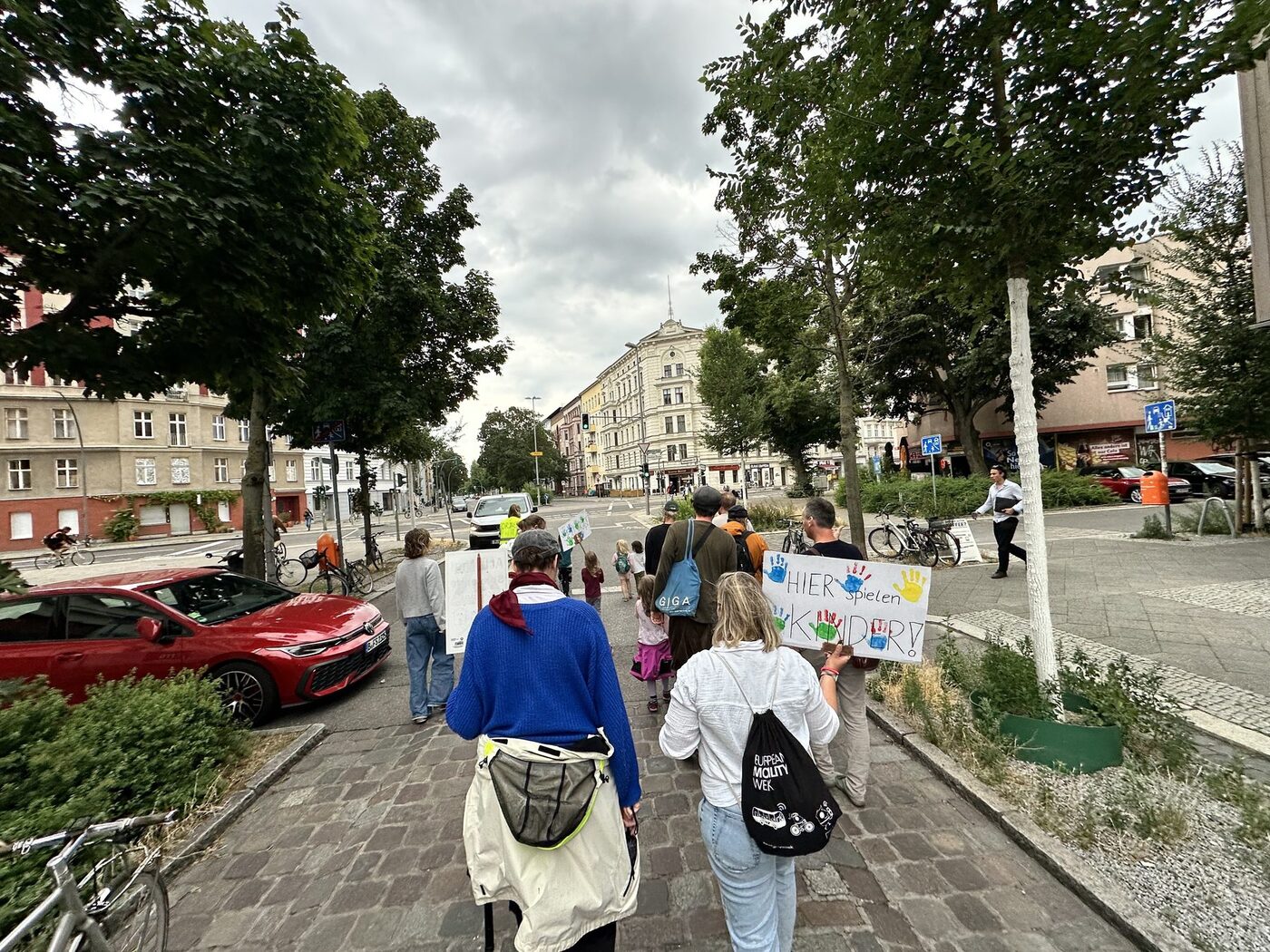 Demo-Teilnehmende mit Schild 'Hier spielen Kinder!' im Stephankiez